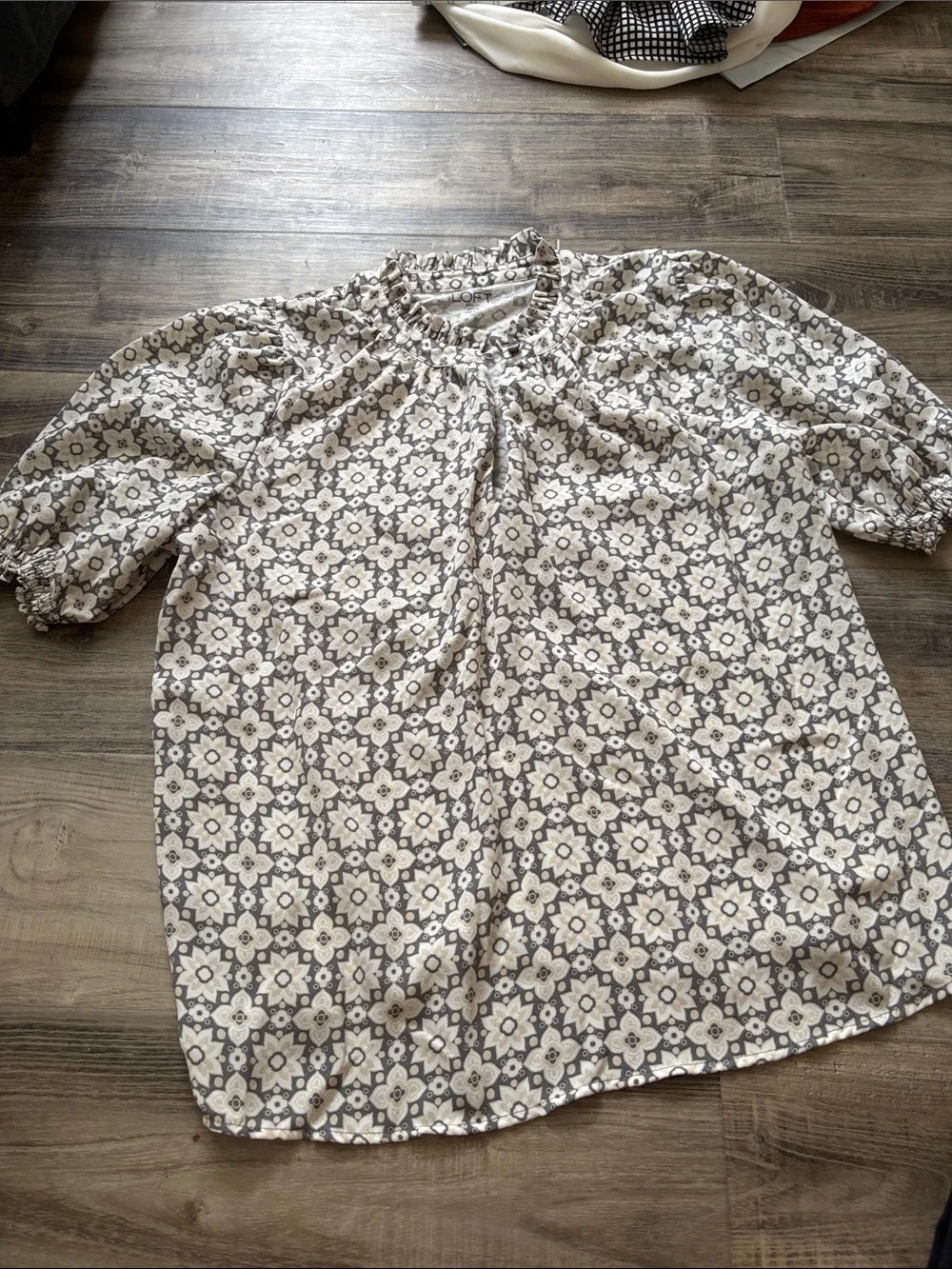 LOFT Floral Puff-Sleeve Blouse in Cream and Gray Womens Size Small Petite